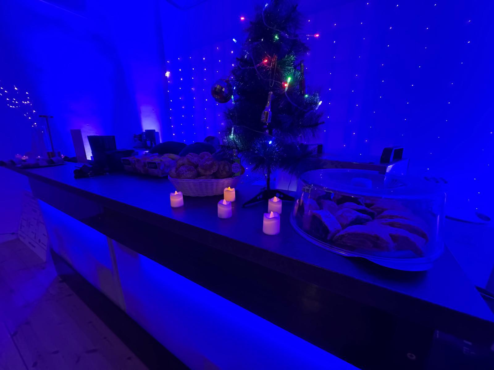 Oslavy — atmosféra večera so sviečkami a barom Stay Bar.